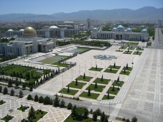 中立広場、左がトルクメンバシュ宮、奥がルーヒエット宮 in アシュガバート