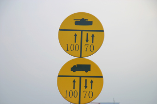コソボの道路標識