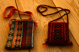 （左）ボイスン製パスポート入れ、（右）トルクメニスタン製タバコ入れ