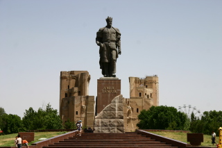 ティムール像とアク・サライ in シャフリ・サブズ