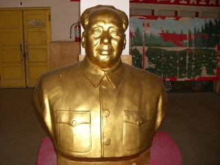 毛沢東の黄金像 in チャルクリク