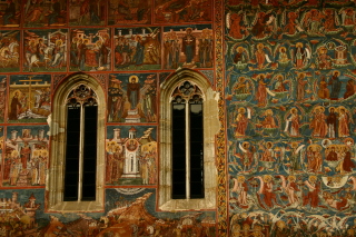 外壁にフレスコ画が描かれている修道院
