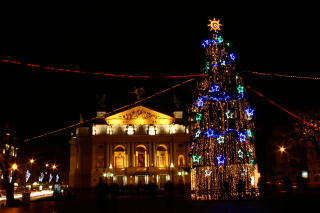 リヴィブ・オペラハウスとクリスマスツリー