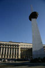 ブカレスト・旧共産党本部と、革命犠牲者の慰霊碑