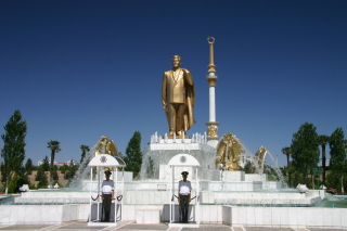 黄金のバシュ像と独立記念塔 in アシュガバート