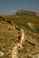 山道を歩く女性 in アモンハナ