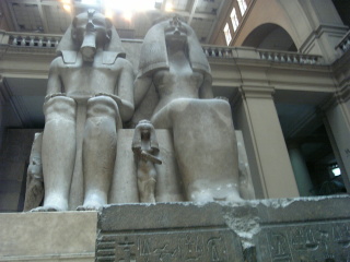 アメンホテプ3世と王妃ティの巨像